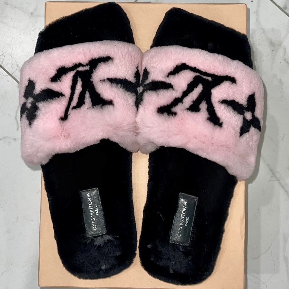 AUTHENTIC Louis Vuitton Mink Slippers in Pink/Black